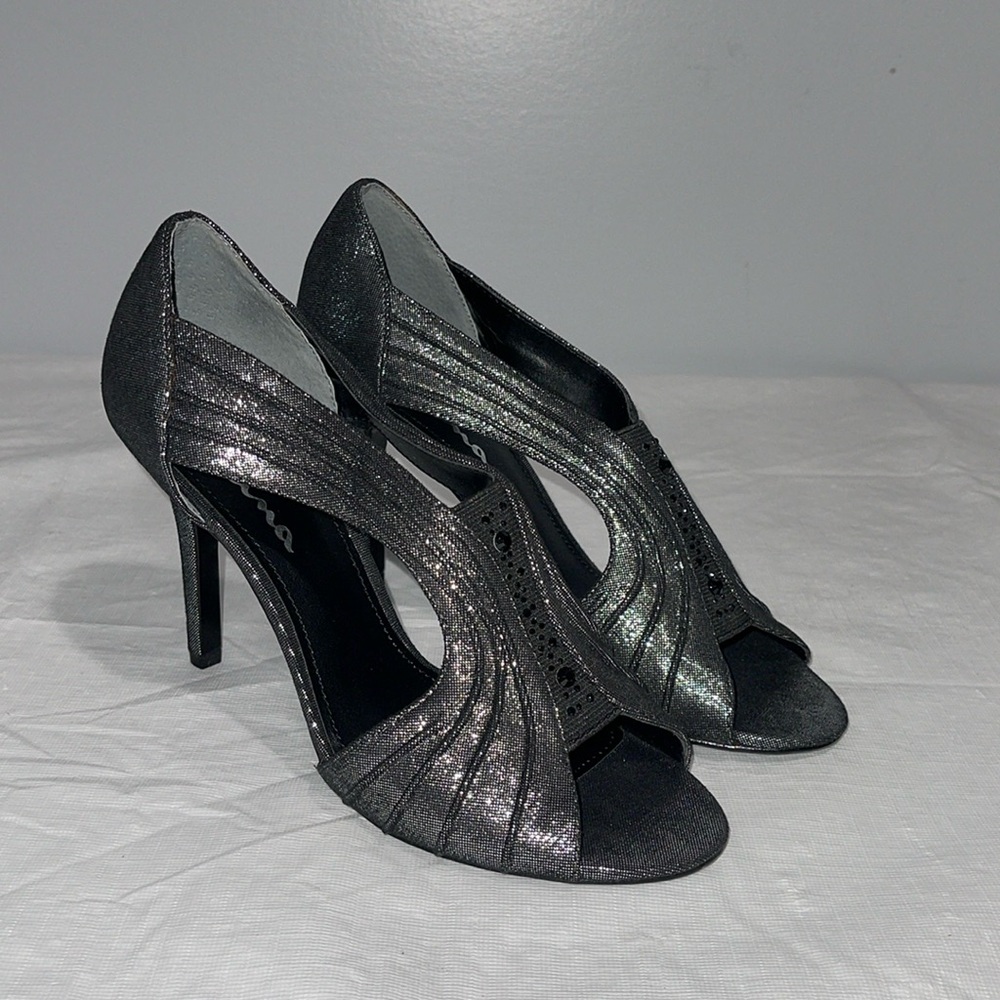 Touch of Nina size 7.5 Cyrilla pump microfiber silver upper going out shoes